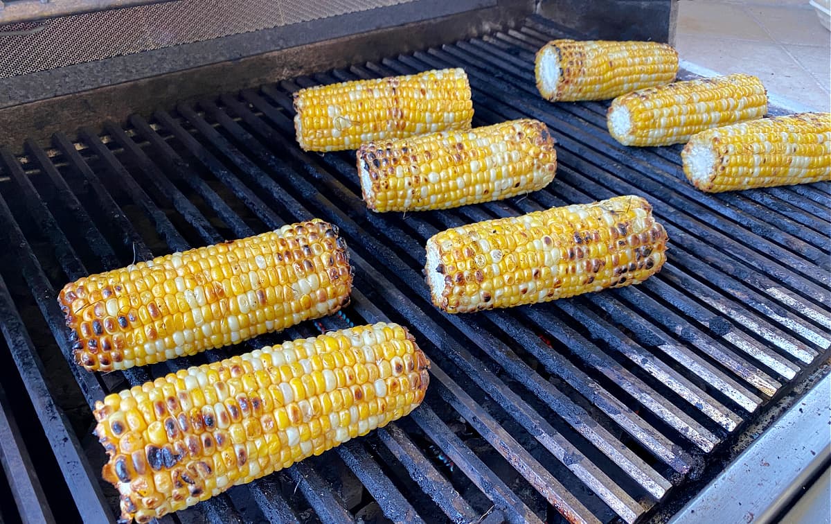8 ears of corn on an outdoor grill