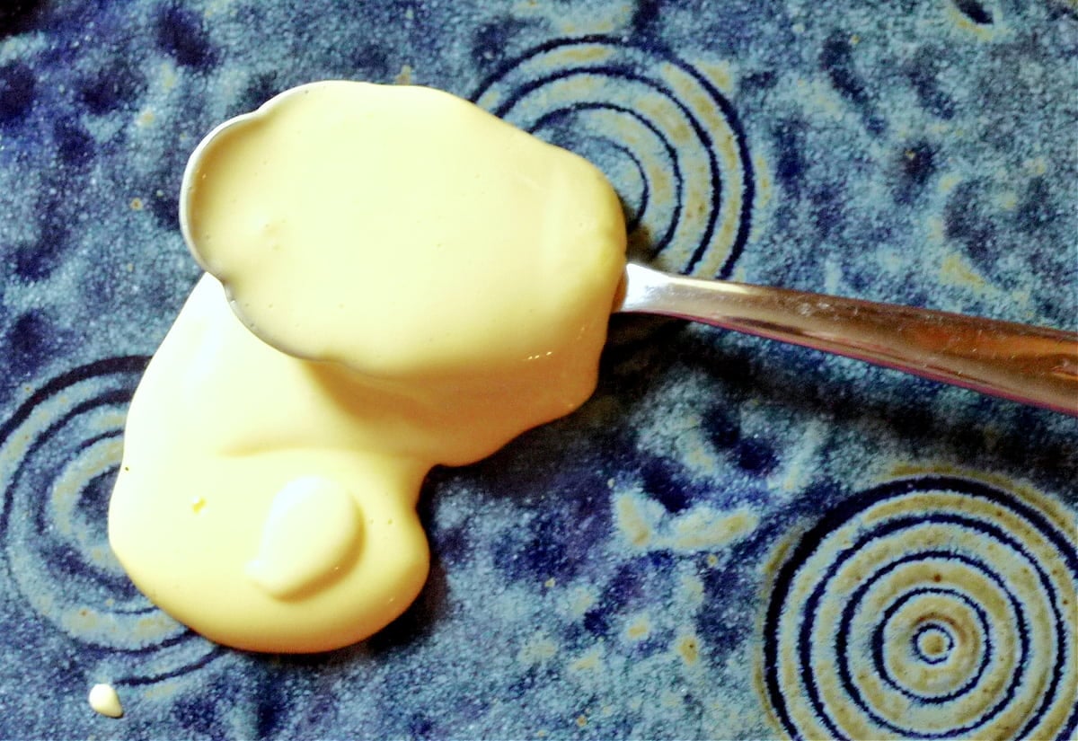 Hollandaise sauce on a spoon. 