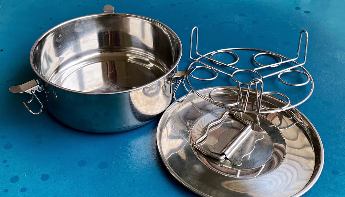 Flanera pan, lid, and rack.