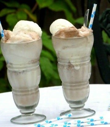 How to Make an Old-fashioned Chocolate Ice Cream Soda | The Good Hearted Woman