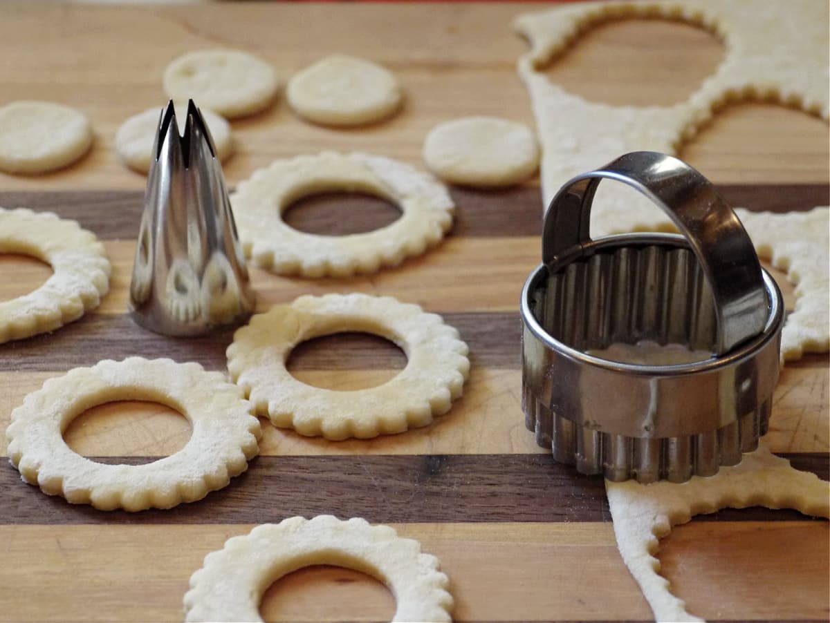 Puff pastry rings created by cutting a larger circle and a smaller circle inside (donut-style).