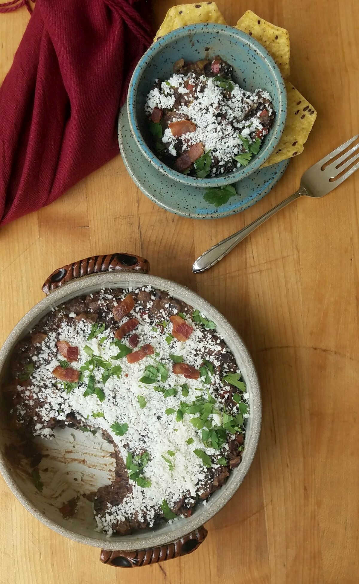 black bean recipe with bacon in two bowls