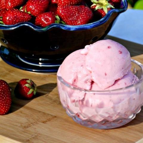 Homemade Fresh Strawberry Ice Cream | Egg-free Recipe