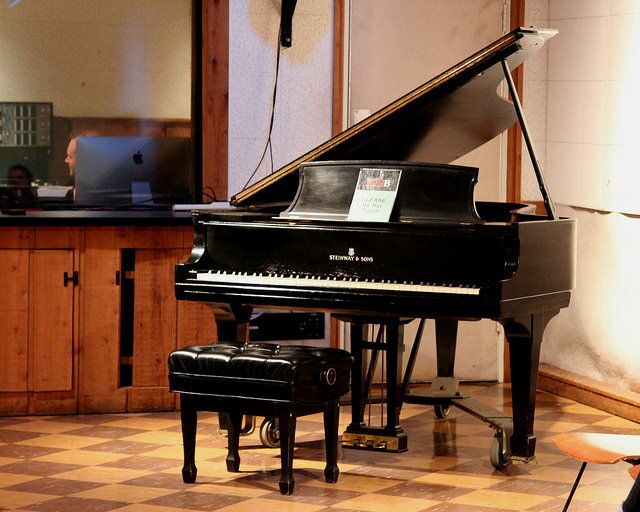 The Elvis Steinway. Photo Credit: Prayltno via Flickr [CC BY 2.0]