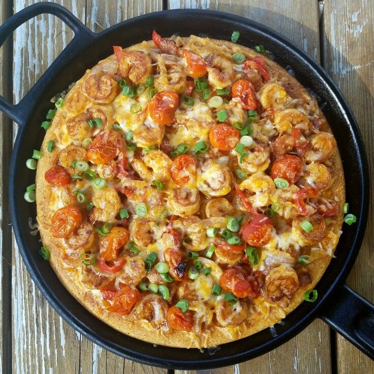 This Shrimp & Grits Pizza {with Gluten-free Polenta Crust} honors the flavors and essence of its classic Southern roots, while presenting the components of this time-honored favorite in a deliciously unique way. | The Good Hearted Woman