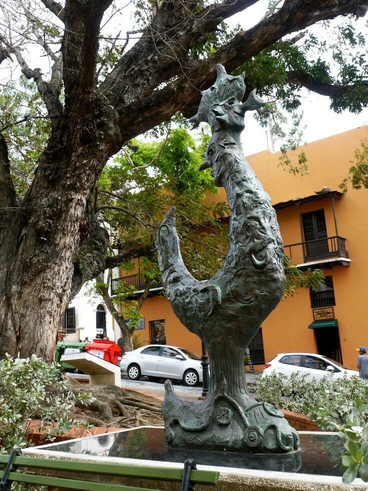 Plaza de Armas (Army Plaza) statue that appears to be a stylized rooster. 