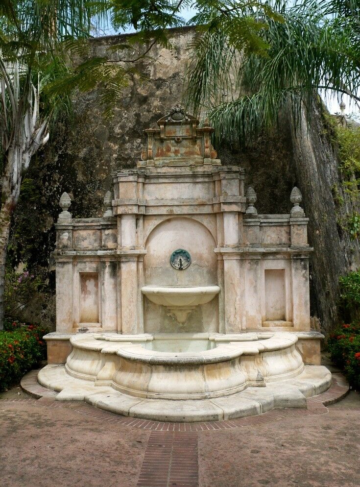Fountain on Paseo de La Princesa Promenade: Old San Juan.