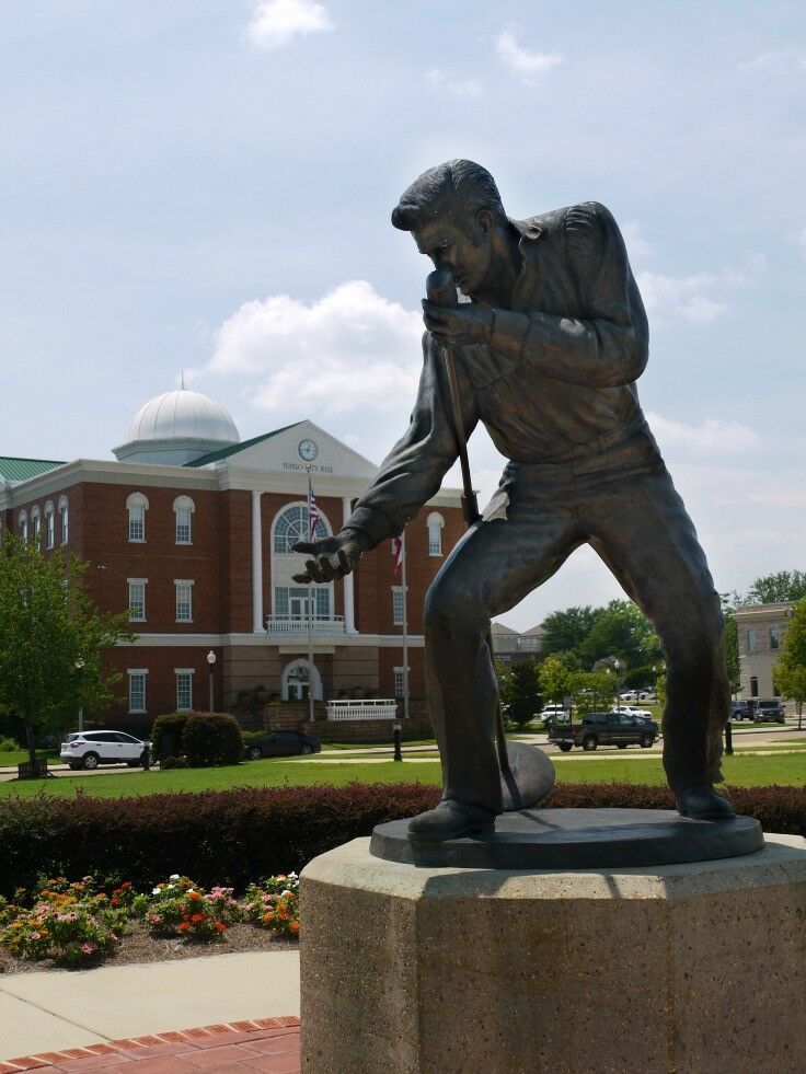 Elvis Homecoming Statue & Tupelo City Hall 