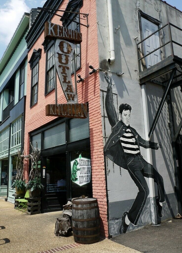Mural of "Jailhouse Rock" Elvis in front of Kermit's Outlaw Kitchen 