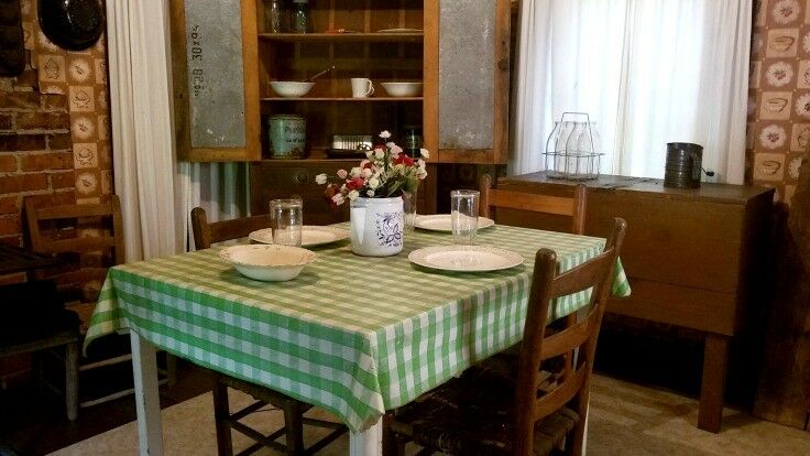 Elvis' Birthplace: Kitchen table. Green checked oil cloth, tablesettings. 