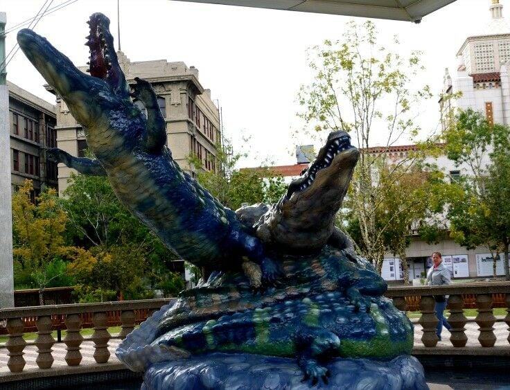 Discovering El Paso: Top FREE Things To Do - Pile o' Gators Statue (Plaza de los Lagartos) | The Good Hearted Woman