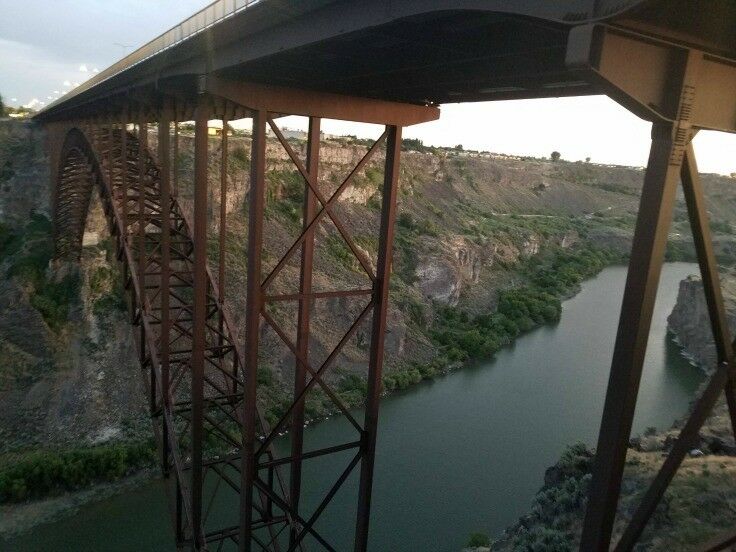 Arch and metalwork under Perrine Bridge.